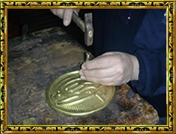 Artesano trabajando metal