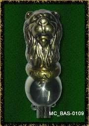 detalle bast&oacute;n de mando leon en bronce